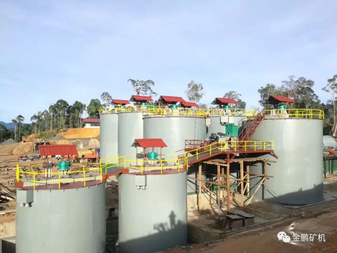 熊德明电话自动灰料包蛋机_香菇料木屑机总是往外蹦圆木_给料机