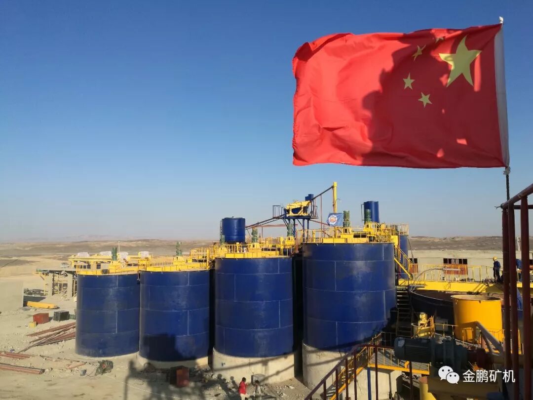 香菇料木屑机总是往外蹦圆木_熊德明电话自动灰料包蛋机_给料机