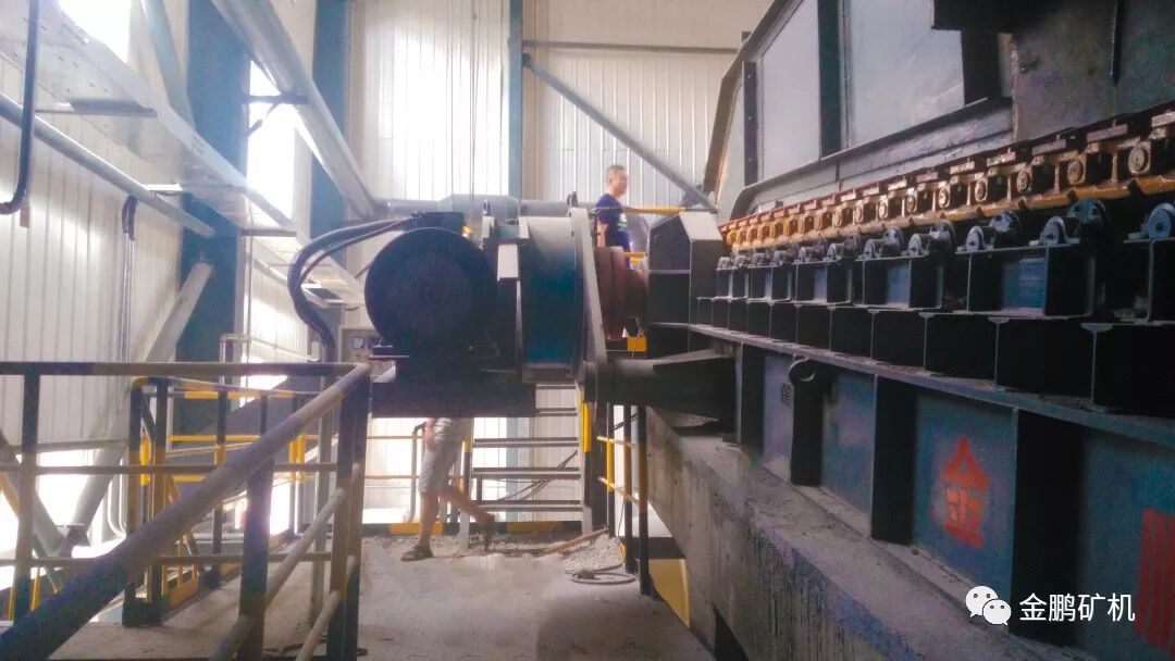 给料机_香菇料木屑机总是往外蹦圆木_熊德明电话自动灰料包蛋机